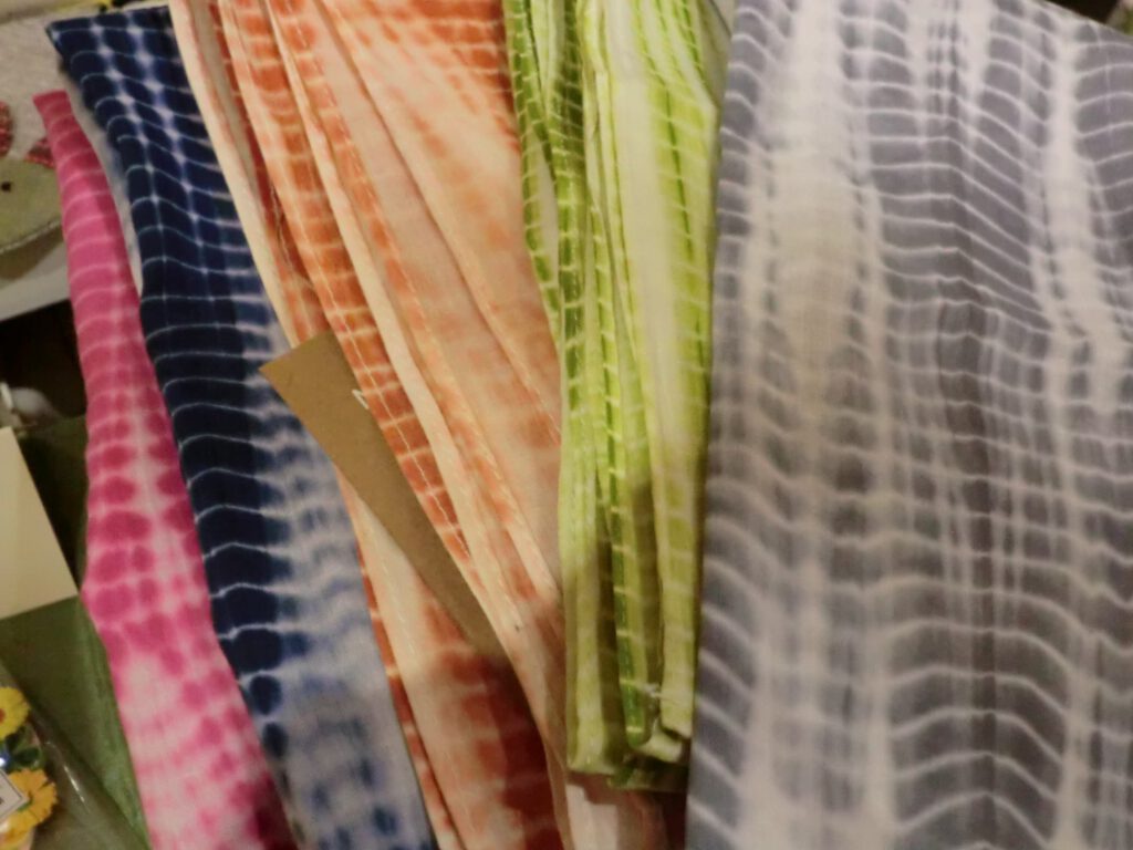 Bunte Schals und Tücher mit japanischer Färbetechnik
