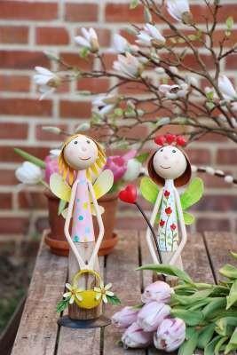 zwei dekorative Feen in frühlingshaftem Gewand