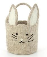 Ein graues Osterkörbchen aus Filz mit Hasenohren und dem Gesicht eines Osterhasen