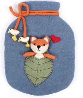 kuschelige, blaue Wärmflasche mit einem Applizierten Fuchs, der ein Blatt als Bettdecke nutzt